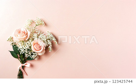 ピンク色の薔薇の花束とコピースペース 123425744