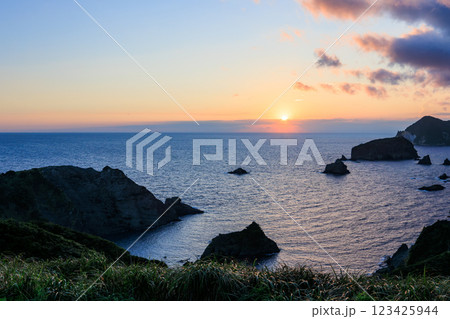ユウスゲ公園から見る夕陽の海。 大根島、ヒリゾ浜、あいあい岬が見える。静岡県伊豆半島賀茂郡南伊豆町 123425944