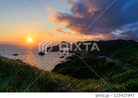 ユウスゲ公園から見る夕陽の海。 大根島、ヒリゾ浜、あいあい岬が見える。静岡県伊豆半島賀茂郡南伊豆町 123425947