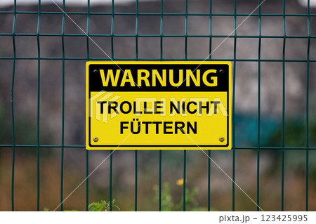 Warning, don't feed the trolls - Sign in German 123425995