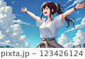 青空の下で自由を感じる女性 123426124