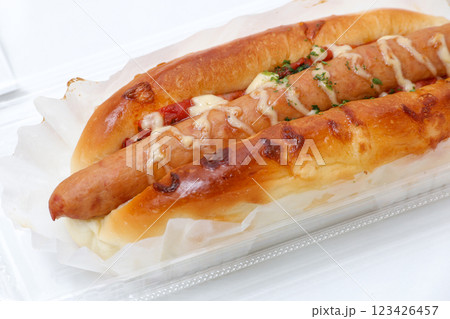 ホットドック、パン、バンズ、ソーセージ、洋食、朝食、テイクアウト、食べ物、食事、軽食、ランチ、食 123426457