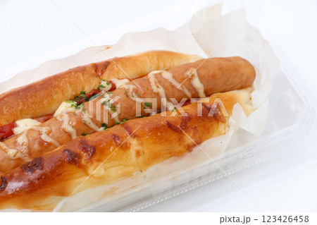 ホットドック、パン、バンズ、ソーセージ、洋食、朝食、テイクアウト、食べ物、食事、軽食、ランチ、食 ホットドック、パン、バンズ、ソーセージ、洋食、朝食、テイクアウト、食べ物、食事、軽食、ランチ、食 123426458