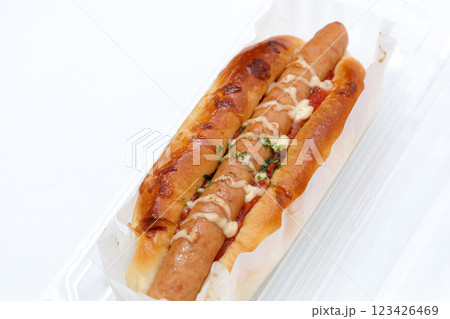 ホットドック、パン、バンズ、ソーセージ、洋食、朝食、テイクアウト、食べ物、食事、軽食、ランチ、食 123426469