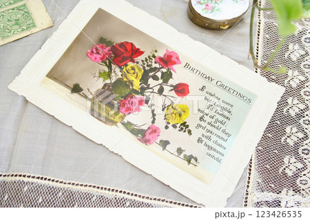 ヴィンテージバースデーカードと花の装飾 123426535
