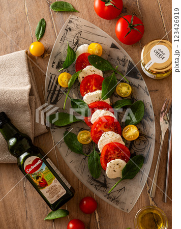カプレーゼ・トマトサラダ　テーブルスタイリング 123426919
