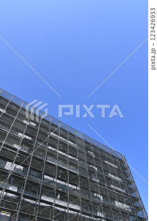 日本の横浜都市景観　マンションの補修や点検等のため組まれた足場や防護ネットなどを望む(A)＝横浜市内 123426933