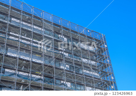 日本の横浜都市景観 マンションの補修や点検等のため組まれた足場や防護ネットなどを望む(A)=横浜市内 日本の横浜都市景観 マンションの補修や点検等のため組まれた足場や防護ネットなどを望む(A)=横浜市内 123426963