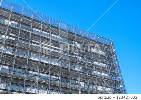 日本の横浜都市景観　マンションの補修や点検等のため組まれた足場や防護ネットなどを望む(A)＝横浜市内 123427032