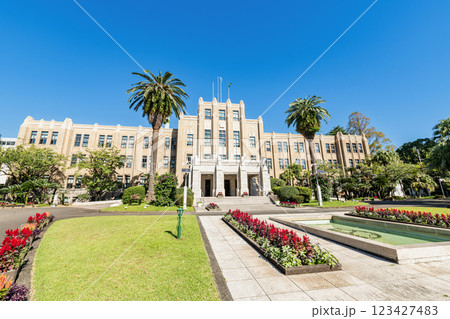 宮崎県宮崎市　快晴の宮崎県庁舎 123427483