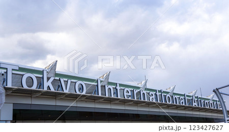 羽田空港の象徴：東京国際空港のモニュメント 123427627
