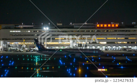 夜の羽田空港：光輝く滑走路と東京国際空港の文字 123427633