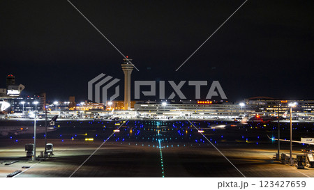 夜の羽田空港と管制塔：輝く滑走路 123427659