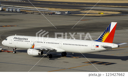 羽田空港に佇むフィリピン航空 123427662