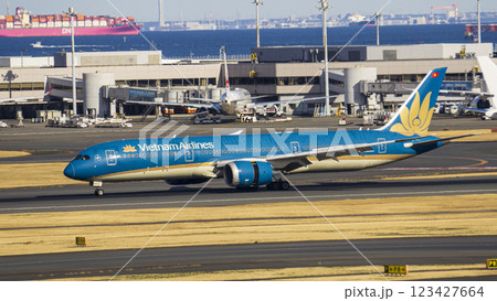 青空の下、羽田空港を走行するベトナム航空 123427664