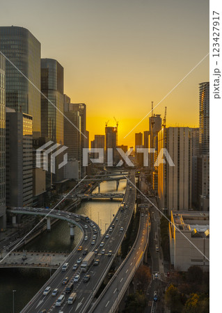 大阪 中之島のステキな夕景 ビルに沈む夕日 大阪 中之島のステキな夕景 ビルに沈む夕日 123427917