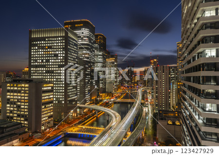 大阪　中之島のステキな夕景・薄暮空 123427929