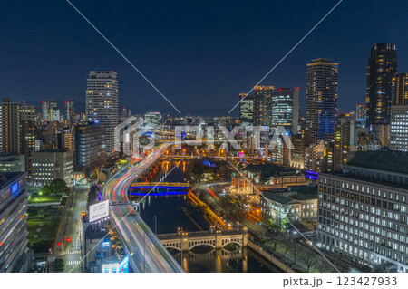 大阪　中之島のステキな夜景（天満橋方面） 123427933