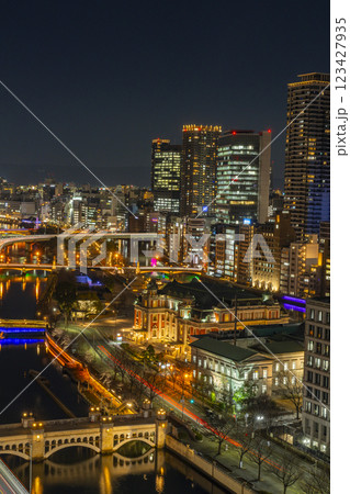 大阪　中之島のステキな夜景（天満橋方面） 123427935