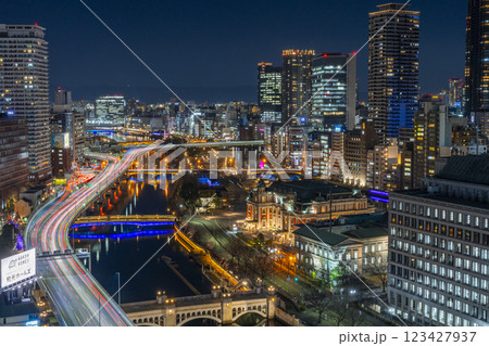 大阪 中之島のステキな夜景(大阪市中央公会堂が見える) 大阪 中之島のステキな夜景(大阪市中央公会堂が見える) 123427937