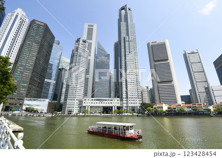 Panoramic view of the Sightseeing Bumboats cruising on the Singapore River and the Financial District skyscrapers along the shore. 123428454