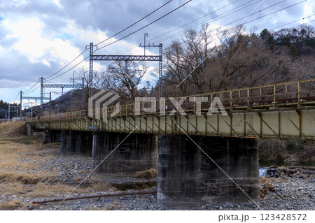 鉄橋を渡るローカル線の風景 鉄橋を渡るローカル線の風景 123428572