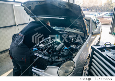 Serviceman repair car in car service 123429095