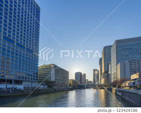 大阪　中之島のステキな風景（淀屋橋からの眺め） 123429186