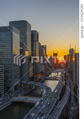 大阪　中之島のステキな夕景　ビルに沈む夕日 123429193