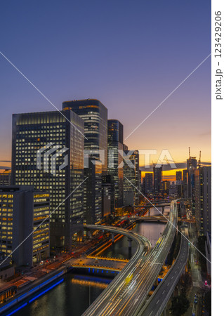 大阪　中之島のステキな夕景・薄暮空 123429206