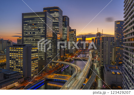 大阪　中之島のステキな夕景・薄暮空 123429207