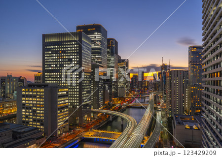 大阪　中之島のステキな夕景・薄暮空 123429209