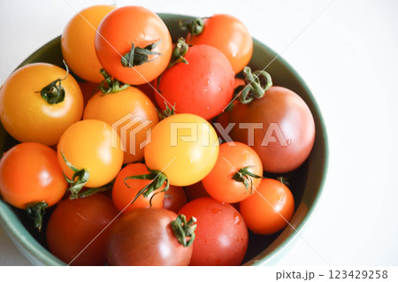 カラフルなミニトマト 123429258