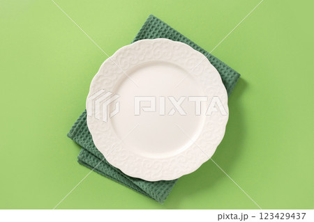 St Patrick's Day table setting with white plate on green background. View from above. Banner. St Patrick's Day table setting with white plate on green background. View from above. Banner. 123429437