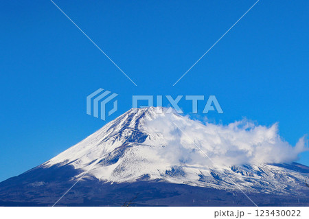 青空と雪を被った富士山と湧き上がる白い雲 123430022
