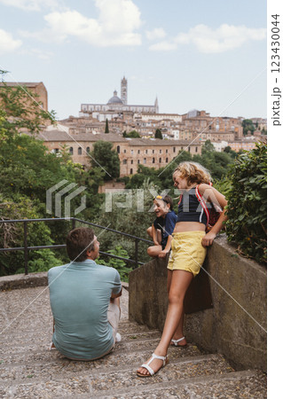 A father with two children on an educational summer trip 123430044