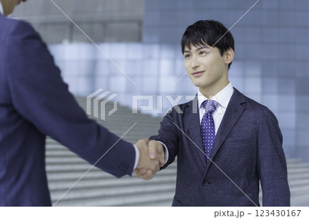 握手をする若いビジネスマン2人のポートレート 123430167