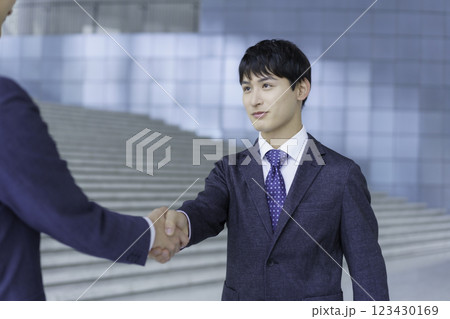 握手をする若いビジネスマン2人のポートレート 123430169