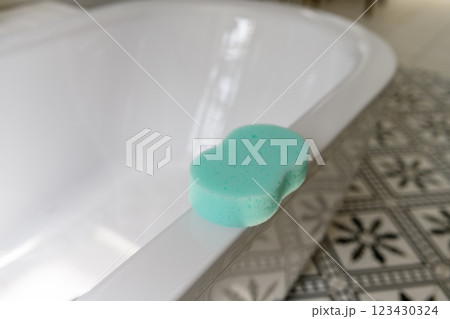 お風呂掃除用のスポンジ 123430324