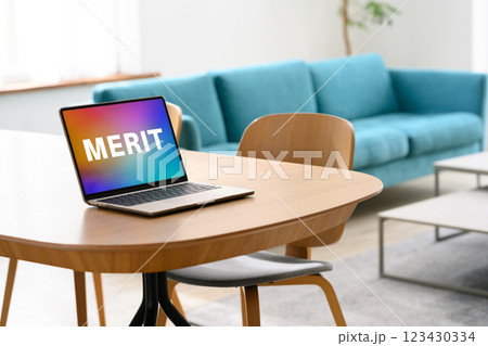 メリット：リビングに置かれたPC 123430334