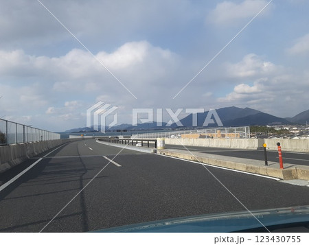 道路の白線　白線　車道　高速道路の景色 123430755