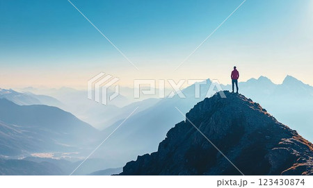 山頂に立つ登山者 123430874