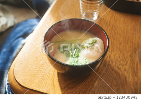 お椀に入ったお雑煮 正月 お椀に入ったお雑煮 正月 123430945