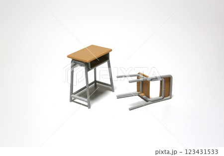 ミニチュアのイスと机　学校イメージ　いじめ　暴力 123431533