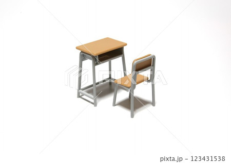 ミニチュアのイスと机　学校イメージ　いじめ　暴力 123431538