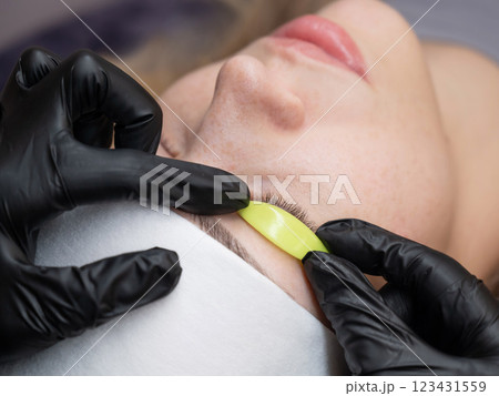 The master lays down the roller before the eyelash lamination procedure. The master lays down the roller before the eyelash lamination procedure. 123431559