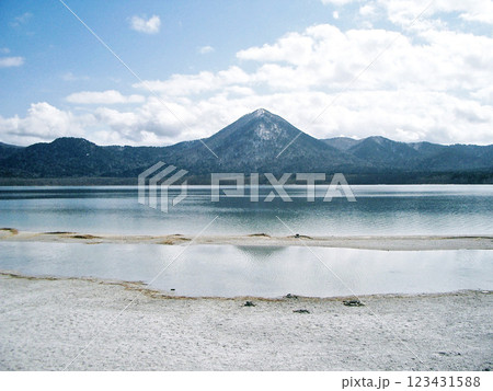 青森県むつ市の宇曽利山湖 123431588