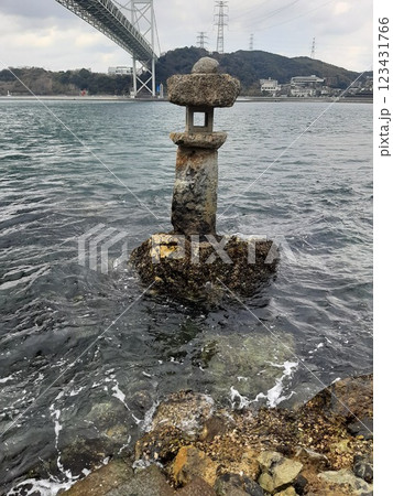 神社　灯ろう　海に建つ灯ろう 123431766