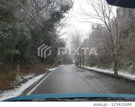 道路の雪 雪景色 木々 日本 道路の雪 雪景色 木々 日本 123432084