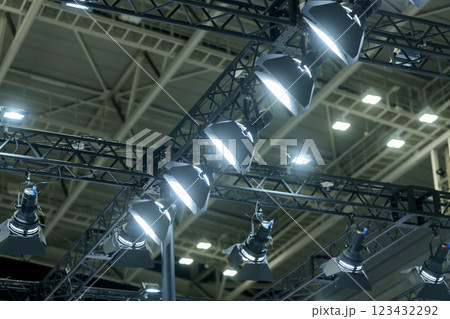 スポットライト 照明 スポットライト 照明 123432292